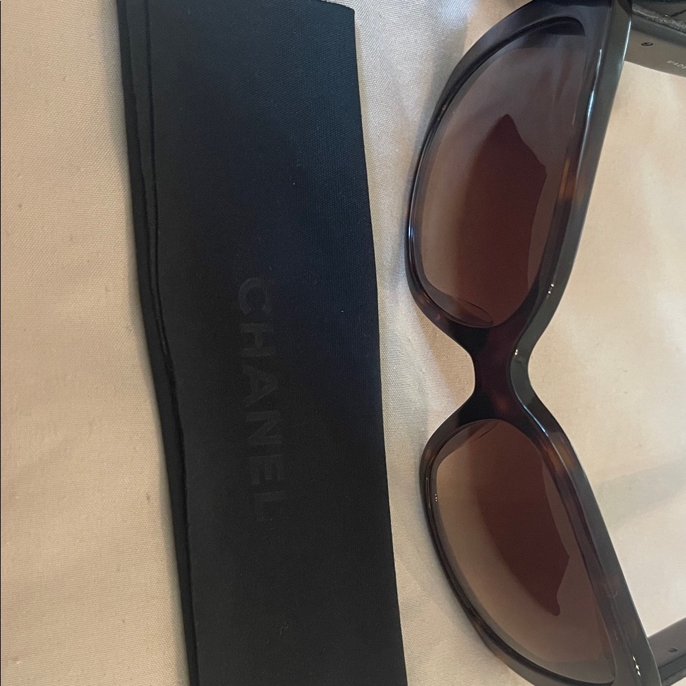 Authentic CHANEL CC Black and Brown Tortoiseshell Sunglasses with Case and Cloth - Picture 11 of 16